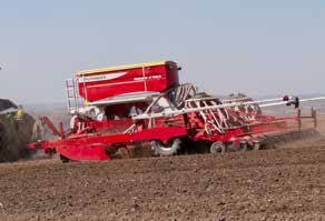 Přednosti FERTILIZER Výhoda přihnojování strojem FERTILIZER spočívá v tom, že u těžkých půd je nutný pouze jeden přejezd, čím se chrání samotná půda a šetří čas.