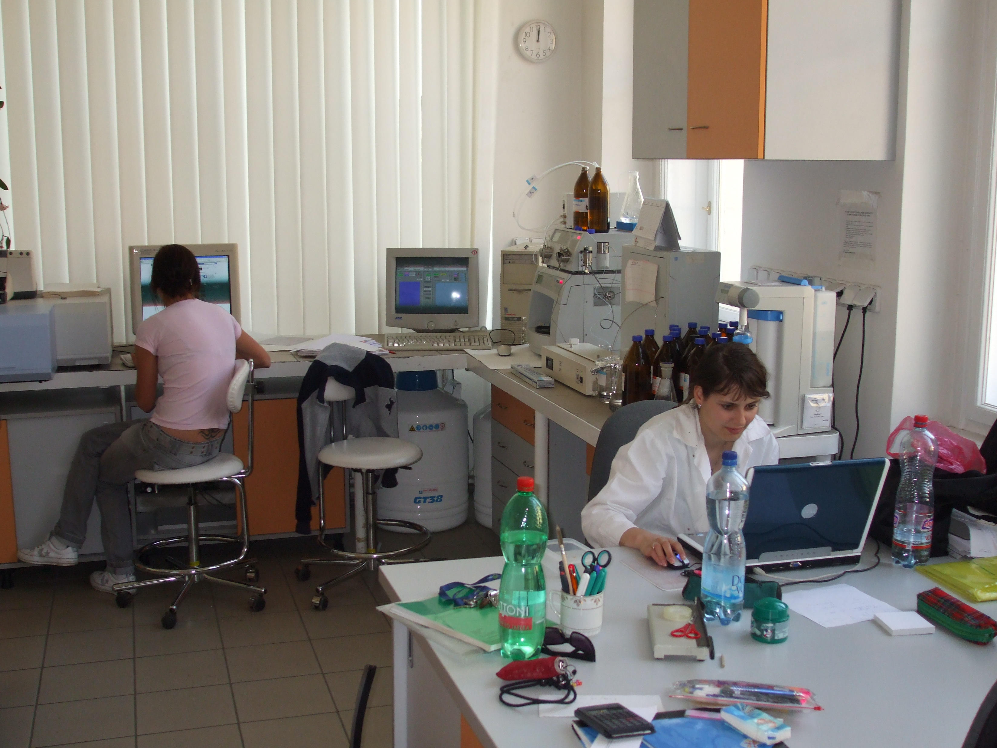 Obr.7 Mezi nejsložitější přístroje na katedře biochemie patří analytická ultracentrifuga Beckman-Coulter. Na obrázku příprava vzorku Mgr. Ondřejem Vaňkem. Obr.