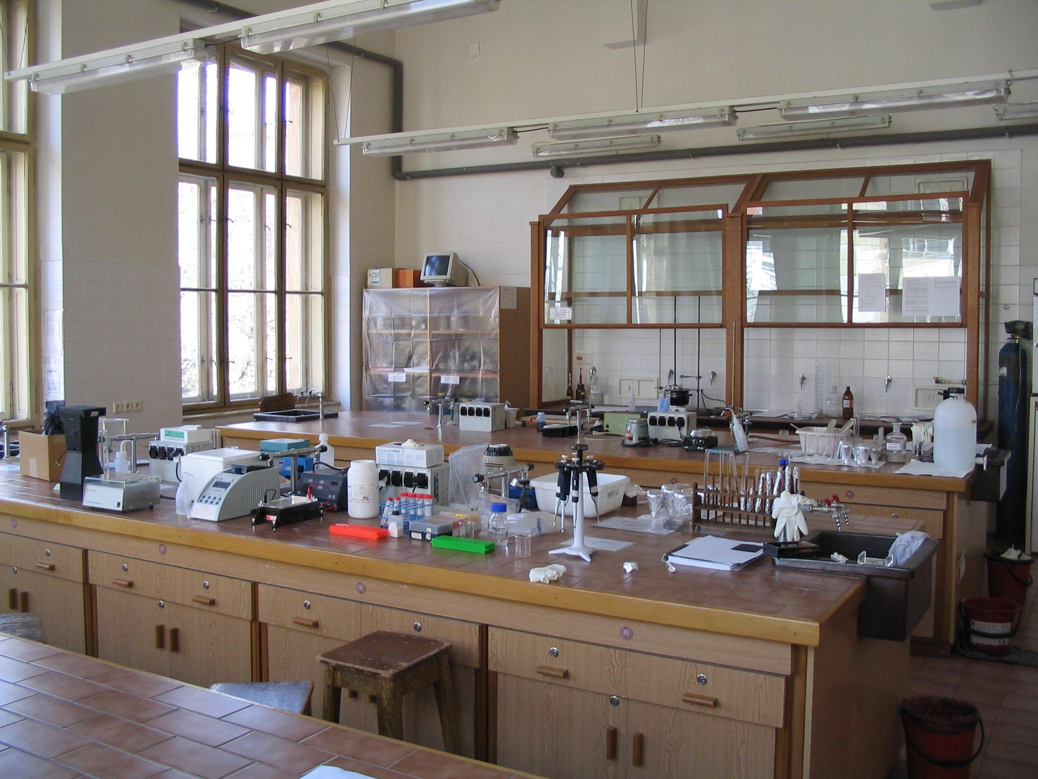 Obr. 3 Laboratoř pro praktická cvičení studentů na katedře biochemie PřF UK. Obr.