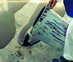 Aplikácia samonivelizačných polymércementových stierok nie je možná bez vhodnej roznášacej vrstvy odporučiť na plasticky pretvárané a pružné podklady, ako sú živičné vrstvy, tepelno-izolačné