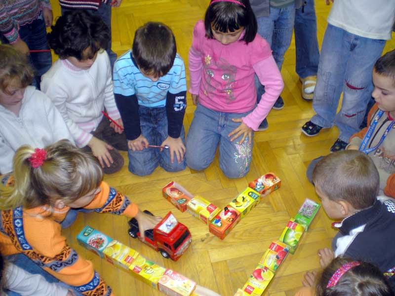 Obrázek 1 Mapa cesty do školy - 1. třída cesta 1. žáka cesta 2. žáka cesta 3. žáka Obrázek 2 Mapa cesty do školy (výřez) - 4. třída Projektový den byl zaměřen na poznávání rizik a na prevenci.