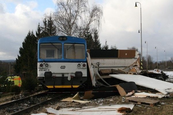 SUMMARY Grade: Date and time: accident. 20 th January 2011, 11:45 (10:45 GMT). Occurrence type: level crossing accident. Description: collision of passenger train No.