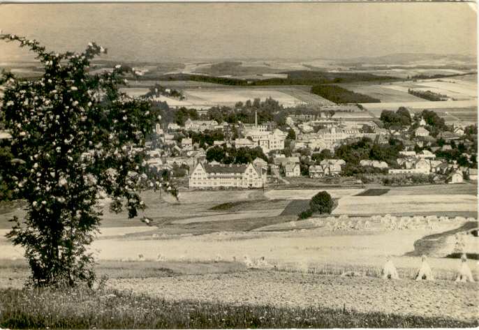 Šlechtova svobodárna čp. 1032 historická fotodokumentace Pohled na městskou část Lomnice n. P. Letnou v 50. letech 20. století od západu.