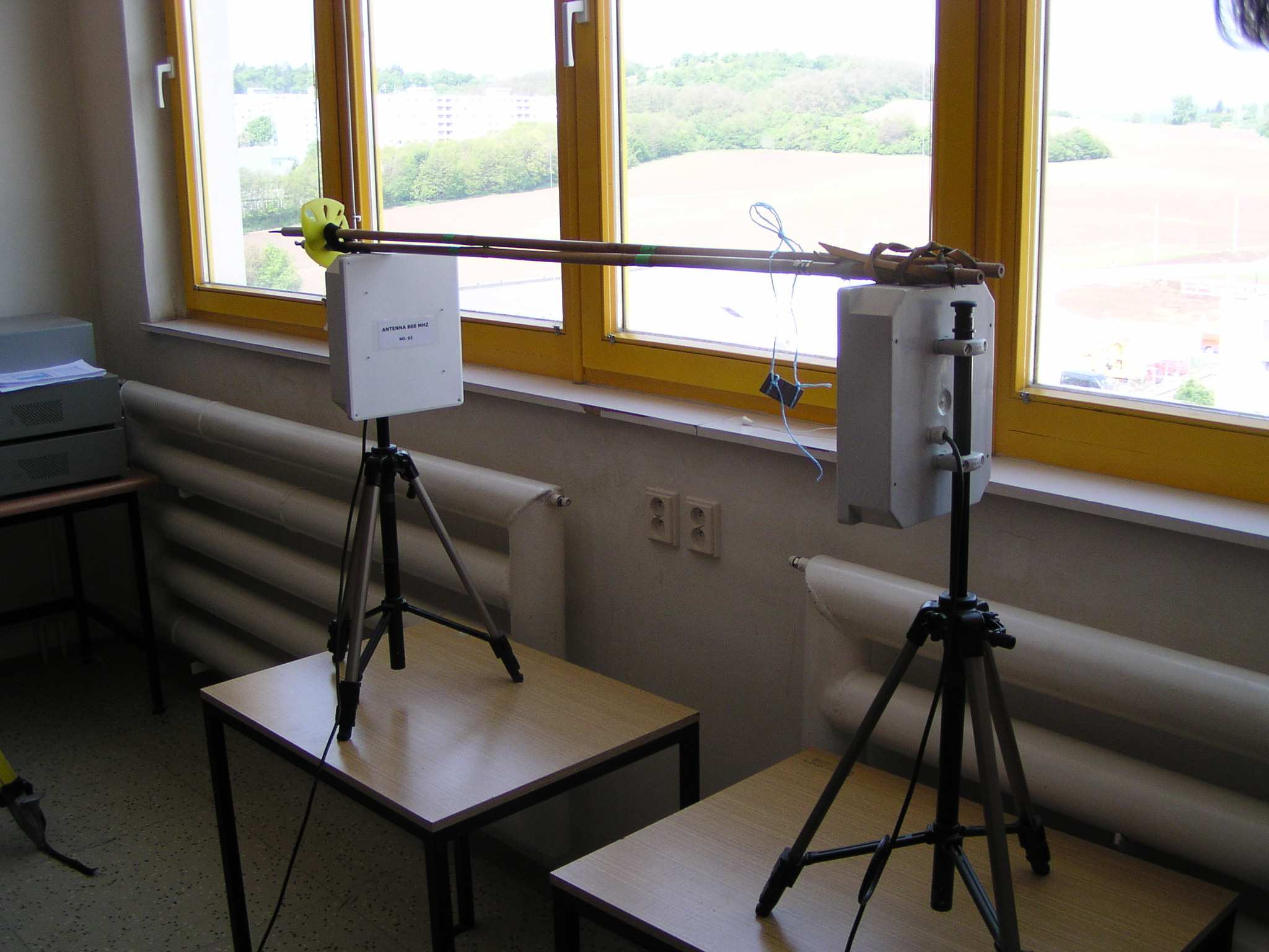Obr. 49 Uspořádání experimentálního měření odsávací metodou v pásmu UHF. Tab. 6 Minima ve sledovaných kmitočtových spektrech antén pro kmitočet 867 MHz.
