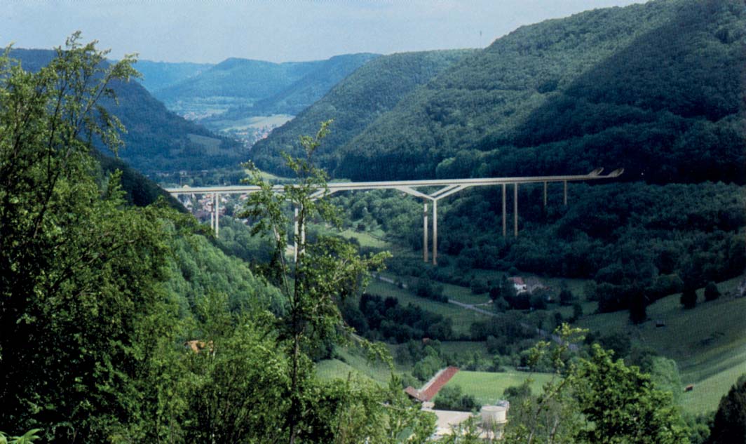 15 Obr. 15 Most přes hluboké údolí Fils (2018), vizualizace Fig.
