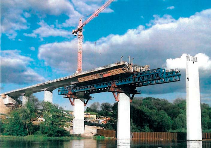 9a Obr. 7 Most přes údolí Sály a Elstery (2012), a) celková dispozice, b) zahájení výstavby nosné konstrukce (2007), c) pohled na část vybetonované nosné konstrukce (2010) Fig.