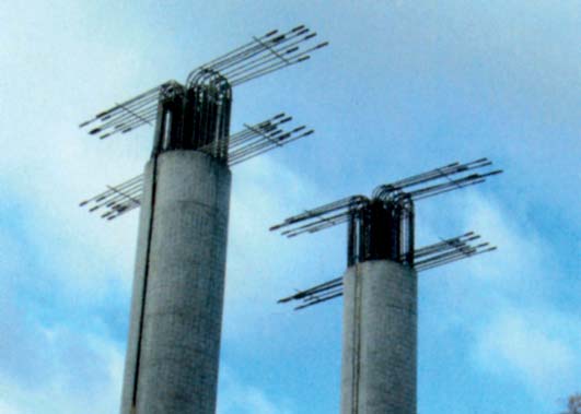 10a 10b průřezu je 2 m v převážné části pole a krátkým zakřiveným náběhem se zvyšuje na 3,5 m nad stojkami.