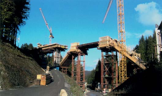13a 13b Obr. 13 Most přes hluboké údolí Gruben (2012), a) celkový pohled a dispozice, b) výstavba mostu Fig.