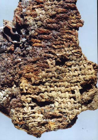 Textilní fragmenty v korozních produktech Kovové nálezy především z kostrových hrobů z období pravěku a raného středověku Nejčastěji na