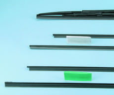 Prehľad adaptérov s upevňovacím ramenom H2 7/9x3 B2 7x 2,5 mm Bajonet H12 12x4 H15 9x4 U5 16.4 Náhradné gumené lišty pre stierače ➃ ➂ ➁ ➀ ➄ ➅ Vlastnosti Západkový systém novej generácie.