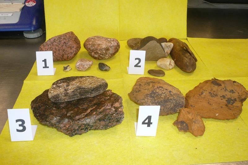 Závěr Obr.14 Horniny glacifluviálního souvrství v zářezu I/11: 1. Skandinávský granit (žula) typu Rapakivi a pazourky z baltského pobřeží 2.