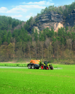 Výkonný a úsporný na stisk tlačítka. Z místa. Traktor AXION 800 přenáší svůj plný výkon z místa - také při nízké pojezdové rychlosti. Vývodové hřídele s 540 / 1.