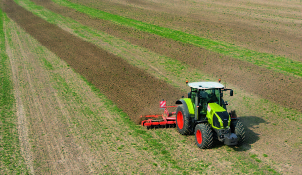 Zvýšení kvality práce. Systémy řízení CLAAS odlehčují řidiče. Ukazují mu výhledově směr, příp. řídí traktor zcela automaticky na optimální stopu. Chyby a přesahy jsou eliminovány.