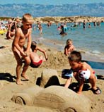 135 SUHA PUNTA Hotel CAROLINA PRIAMO NA I / 1 + 1 / ANIMÁCIE / WI-FI Hotel sa nachádza v časti pláže Suha punta, na polostrove Kalifront, ktorý je jeden z najkrajších a najzelenších na ostrove Rab.