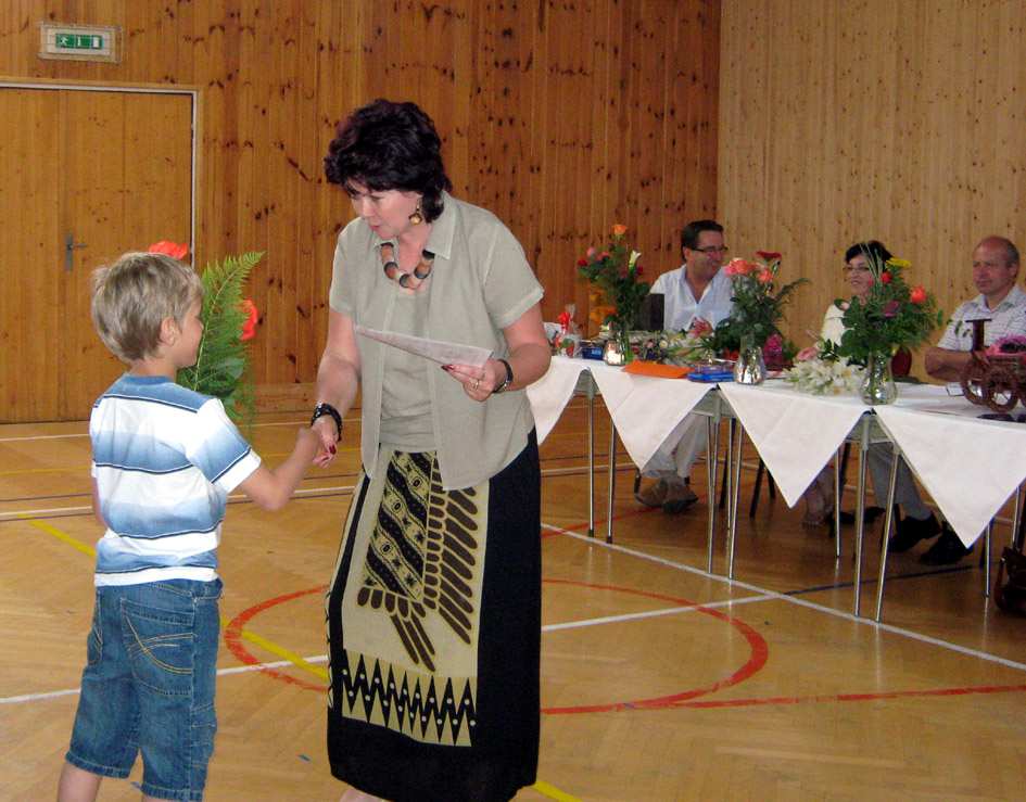 A ještě několik záběrů dětí z mateřské školy z návštěvy vojenského útvaru. Zdá se, že se jim tam docela líbilo. mg ZŠ Předávání vysvědčení 28. 6.