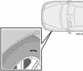 Kola a pneumatiky Záměna kol Kola musejí být uskladněna položená na boku nebo zavěšená, nikdy ne stojící na pneumatice. Nejste-li si jisti hloubkou vzorku, obraťte se na autorizovaný servis Volvo.