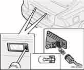 Údržba a servis Výměna zadních žárovek Vyjmutí držáku žárovky Všechny žárovky zadní sdružené svítilny je možné vyměnit ze zavazadlového prostoru 1.