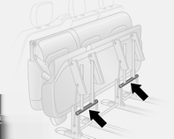 48 Sedadla, zádržné prvky Sklápění sedadel U některých variant můžete zvětšit zavazadlový prostor sklopením zadních sedadel.