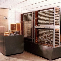 0. generácia MARK 1 prvková základňa: elektromechanická, pamäť: mechanická (prepojky v lepšom prípade dierna páska a dierny štítok, nerozlišuje sa vnutorná a vonkajšia pamäť), jediná centrálna
