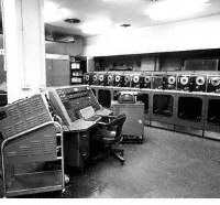 1. generácia ENIAC UNIVAC (1951) prvková základňa: elektrónky, pamäť: magnetická bubnová (nerozlišuje sa vnútorná a vonkajšia pamäť), jediná centrálna procesorová jednotka - procesor (CPU - Central