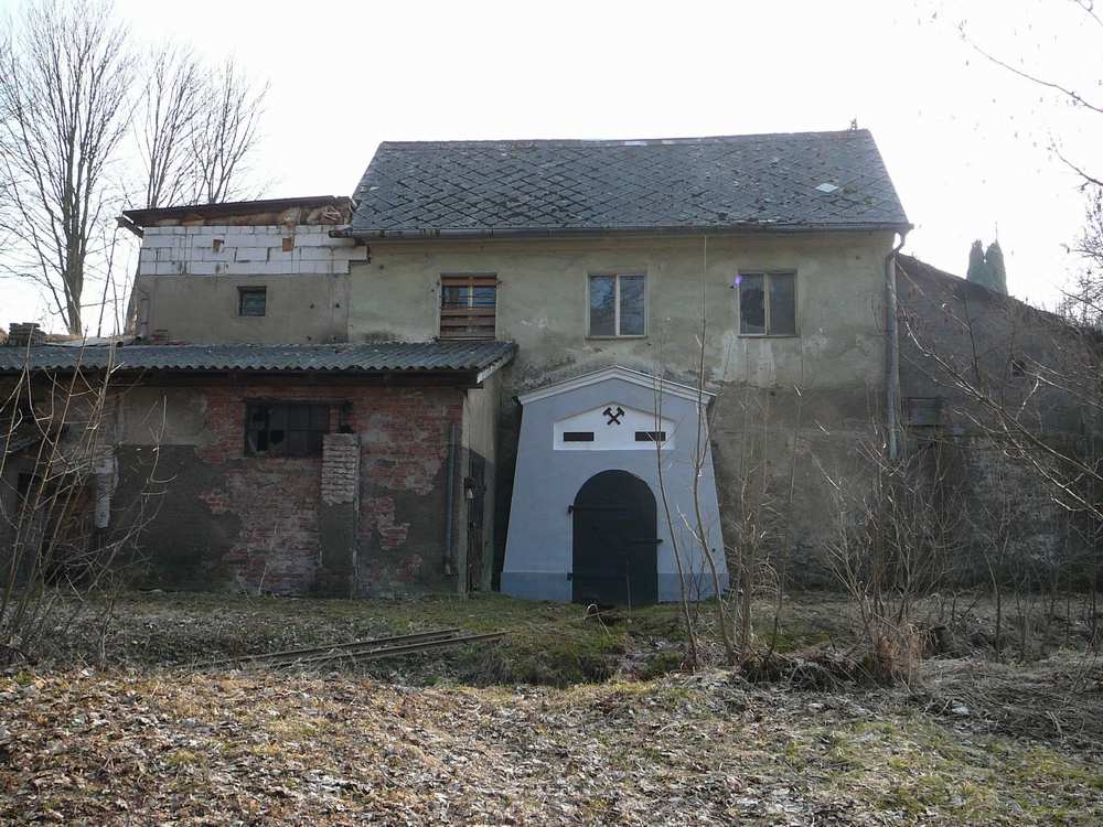 sloup el.vedení (dnes využitý pro nové vedení).