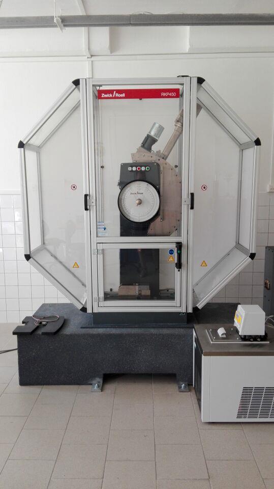 Hlavní vybavení zkušebny Laboratoř Mechanické zkušebny je vybavena elektromechanickým zkušebním strojem Zwick Z250, který umožňuje provádět tahové zkoušky od teplot -150 C do 1200 C, zkoušky tlakem a