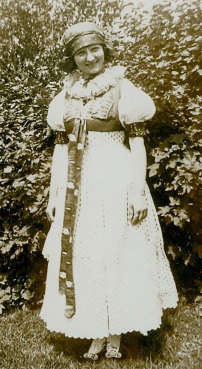 7. Marie Klusáčková, majitelka loutkového divadla v Polné Marie Klusáčková (1901-1968) byla dcerou akademického malíře Karla Ludvíka Klusáčka. 63 Své mládí proţila v Praze.