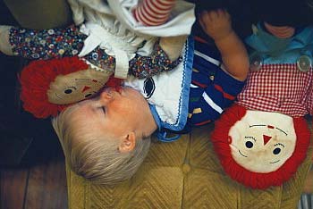 1) Zapnutí přístrojů a nastavení hlasitosti Otočte regulátory OFF/VOLUME [1] vpravo nahoře na radiostanicích směrem doprava a dalším otáčením těchto regulátorů doprava nastavte vyhovující hlasitost