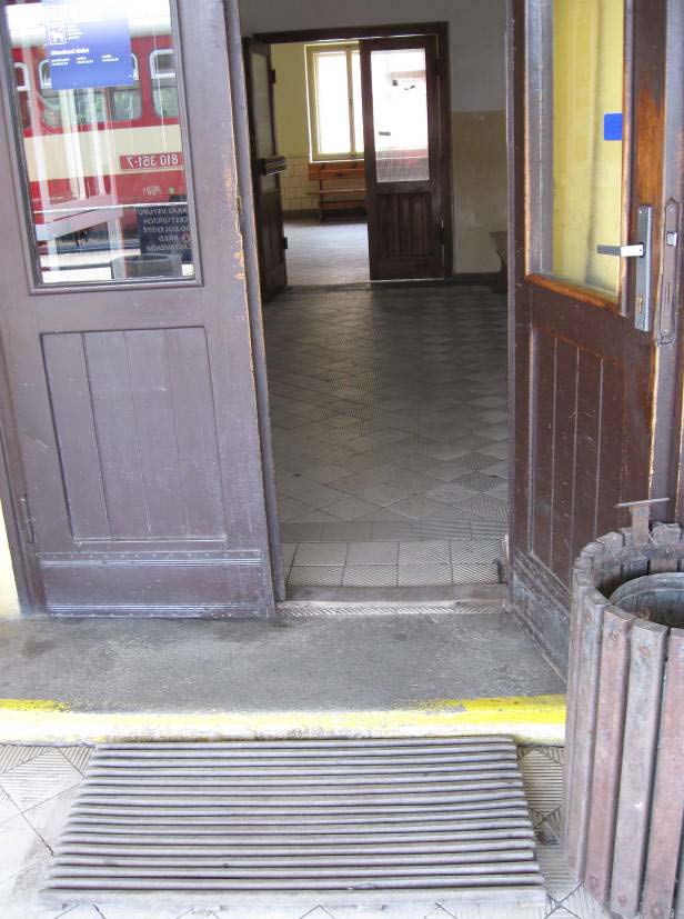 5.3 Dveře a vchody (4.1.2.4) V železniční stanici se nacházejí troje dveře. Jsou to dveře do VB a dvoje dveře vedou z VB směrem k nástupištím a podchodu.