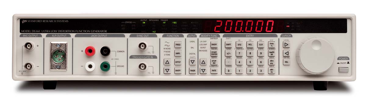 b) DDS generátor Stanford Reasearch Systems DS360 Function Generator 10 mhz - 200 khz (přesnost 25 ppm) <-100 dbc distortion