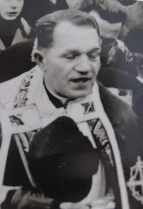 František Morys (ve Slatině 1950-1964) Narodil se 6. července 1908 v Chlebovicích u Frýdku-Místku. Kněžské svěcení přijal 13. 3. 1932 v Olomouci. Následně působí jako pomocný kněz v Porubě (1. 4.