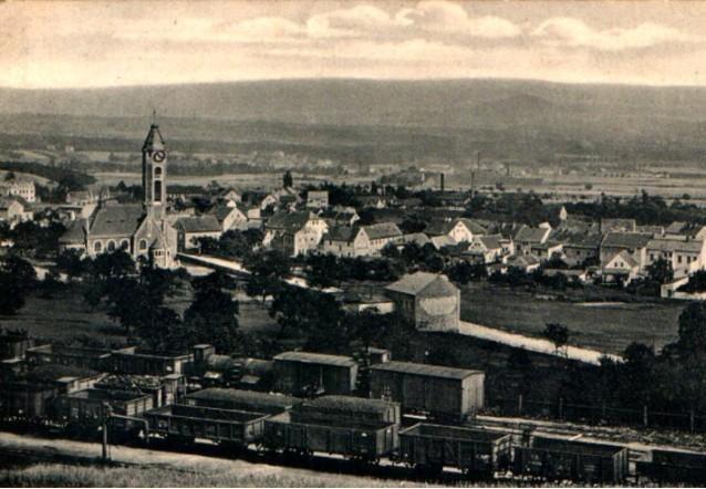 Obrázek 38: Pohled od Krušnohorské železnice na město Hrob s evangelickým kostelem, po roce 1900. Zdroj: Město Hrob (oficiální web).