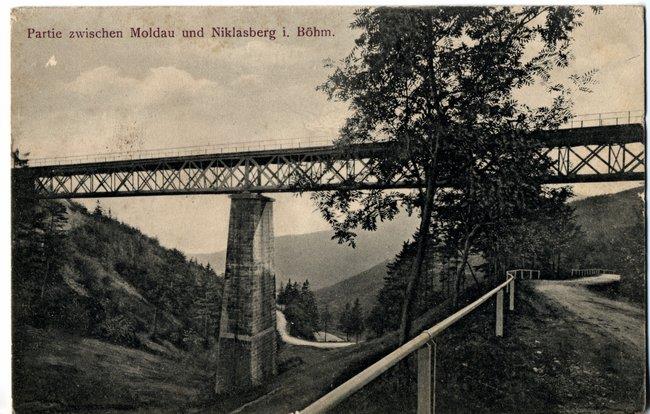 Již samotná stavba Krušnohorské železnice byla obrovským zásahem do krajiny. Jak již bylo zmíněno, součástí trati vedoucí na Moldavu je několik viaduktů a také dva tunely.