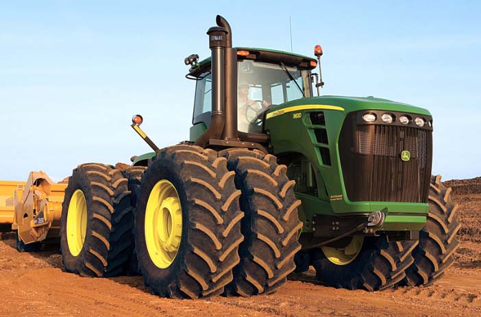 JOHN DEER Tab. 2.9 Přehled produktů John Deer 9030 [17] Max výkon [kw/k] Max Mk při 1600 1/min [Nm] palivové nádrže [l] Poloměr otáčení [m] Max rychlost [km{h] Minimální hmotnost [kg] ZZ, Max.