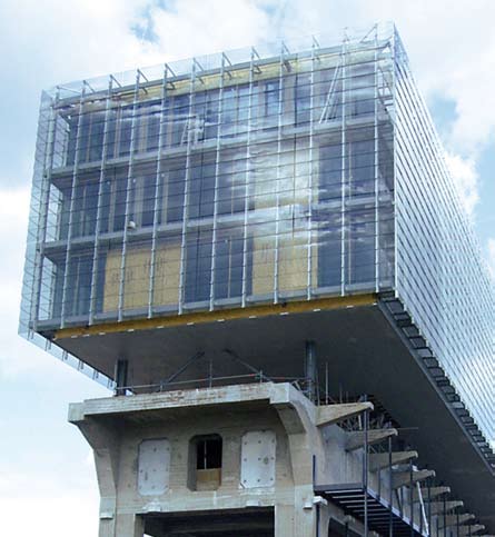 KRAANSPOOR (amsterdam, Holandsko) Administratívna budova Projekt obnovy žeriavovej dráhy pre lode bol súčasťou modernizácie celej mestskej časti.