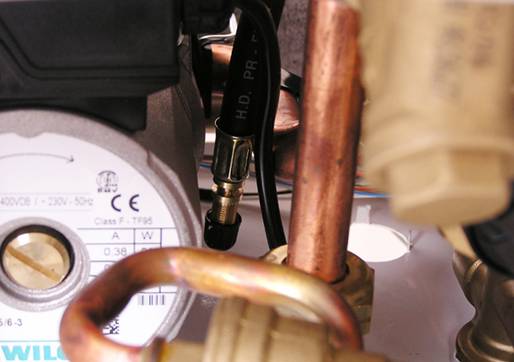 Plnění expanzní nádoby ventilek Před napuštěním otopného systému zkontrolujte tlak v expanzní nádobě.