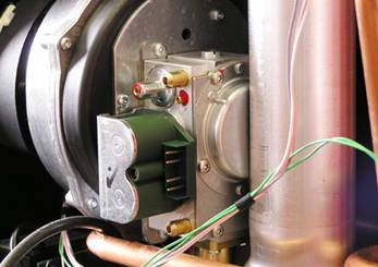 Demontáž plynového ventilu 1 Uchopte sestavu (ventilátor + armatura) a celou ji otočte cca o 90 doleva (viz snímek 1).