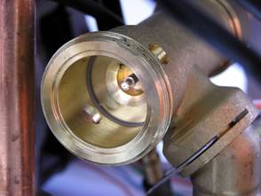 Demontáž ovládacího motoru 3cestného ventilu K B Jestliže dojde k poškození pohonu 3cestného ventilu, pak vyměňte pouze motor.