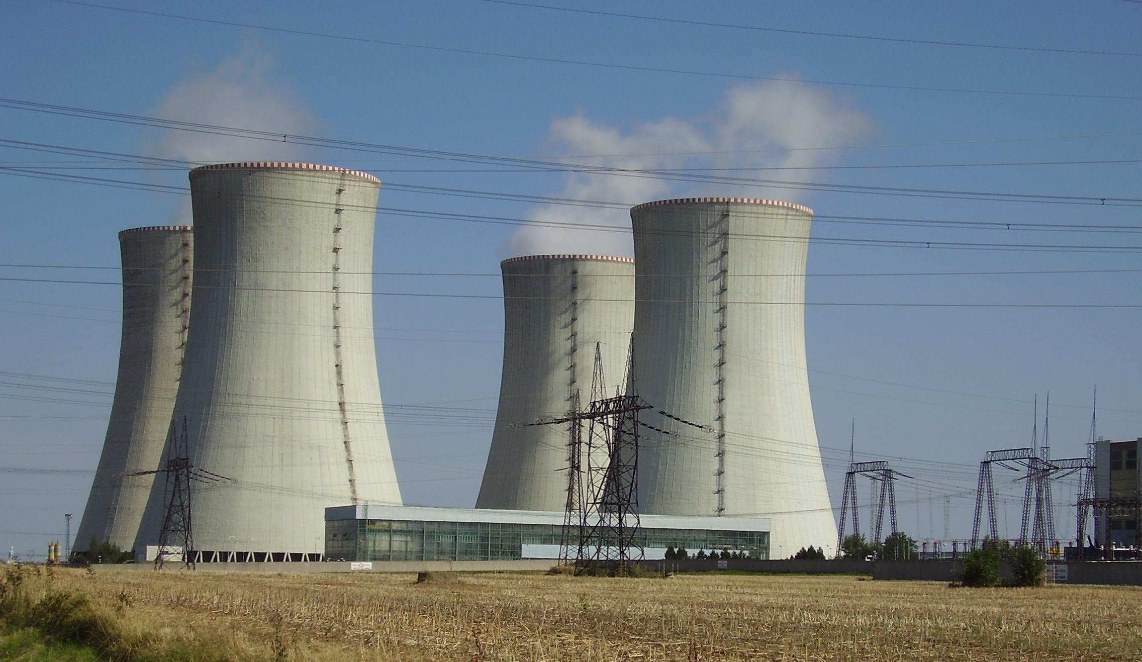 Shrnutí /1/ Pokles zájmu o jadernou energii a také pokles podpory jádra. Mírně poklesla i podpora výstavby nové jaderné elektrárny a naopak mírně roste podpora závazku k ukončení výroby v JE.