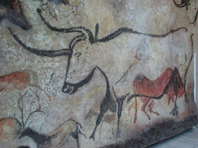 Úvod Již v období mladého paleolitu (přibližně 40 000-10 000 př. n. l.) se člověk zabýval ztvárněním a vyobrazením toho, co viděl; v jeskyních vznikaly nástěnné malby 1 popisující jeho život.