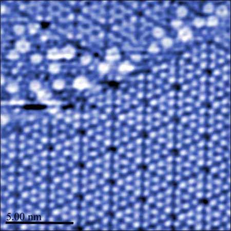 Obrázek byl získán bezkontaktně. Následující obrázek zobrazuje nanočástice oxidu železitého.