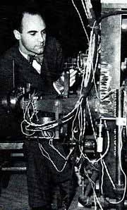 Diracova teorie elektronu (1928) Existence pozitronu experimentálně potvrzena v roce 1932: studium