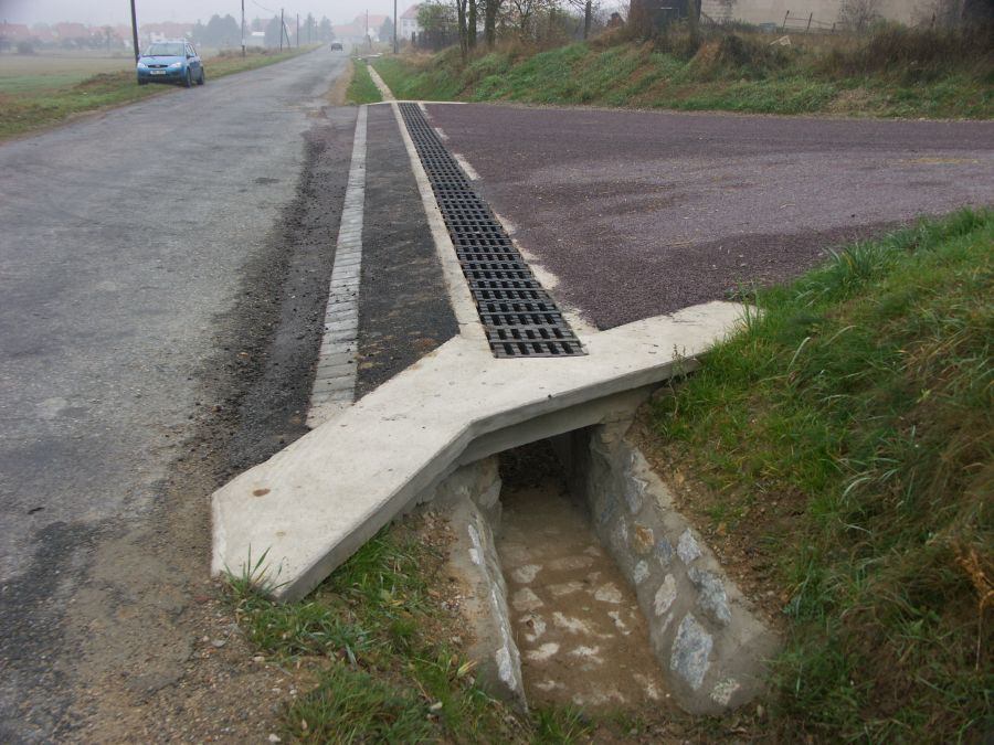 f) Režim povrchových a podzemních vod, zásady odvodnění, ochrana pozemní komunikace HS1.