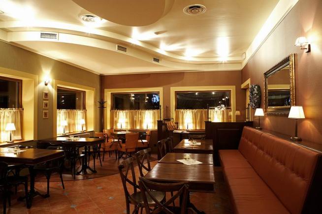 Cafe-Restaurant...praskanie dreva v kozube, útulné prostredie, maximálne pohodlie, podmanivé tóny hudby a ochotný personál evokuje atmosféru útulného domova.