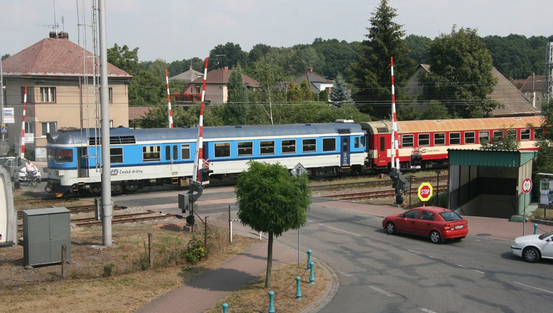 Mimoúrovňové křížení se železnicí v Týništi nad Orlicí... pokračování ze str. 8 Dávali jsme podněty k uskutečnění jednání mezi městem a vedením SŽDC, s. o.