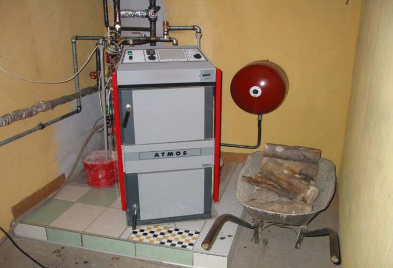 Projekty OZE Příklad Obec Salaš - Individuální řešení vytápění biomasou V rámci projektu bylo nainstalováno celkem 32 kotlů o různém výkonu, byly použity zplyňovací kotle Atmos: - 10 kotlů o výkonu