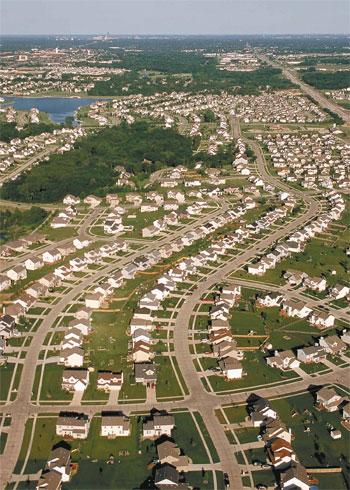 cena za neregulovanou suburbanizaci vyšší finanční nároky na obsloužení sprawlu poneseme všichni - všichni ale nebudou uspokojeni Komu stát a kraje