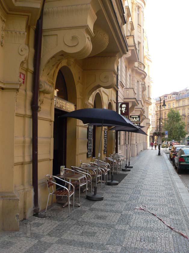 Veřejné prostory 1 a 3 jsou celkem nápadité, k dokonalosti chybí lepší údržba, místa moc k posezení nelákala, ale zřejmě by stačilo uklidit nejbližší okolí a natřít lavičky, uklidit hlavně kolem