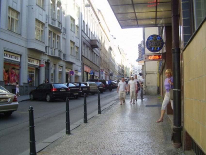 zde nenarazila). Lidé spíš jen šli skrz, občas se zastavili u nějakého obchodu, kterých tu není málo, ovšem většina procházela rychle a bez zájmu, aby se asi co nejrychleji dostala na druhou stranu.