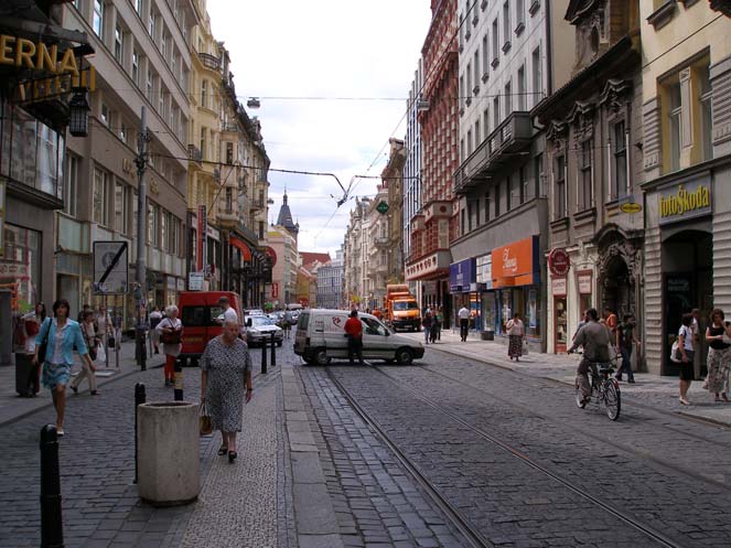 Případová studie Vodičkova Katastrální území: Nové Město Počet domů: 41 Cíl výběru: Sociálně slabší lokalita s vyšším podílem příjemců sociálních dávek Obrázek 42: Vodičkova ulice Foto: Dana